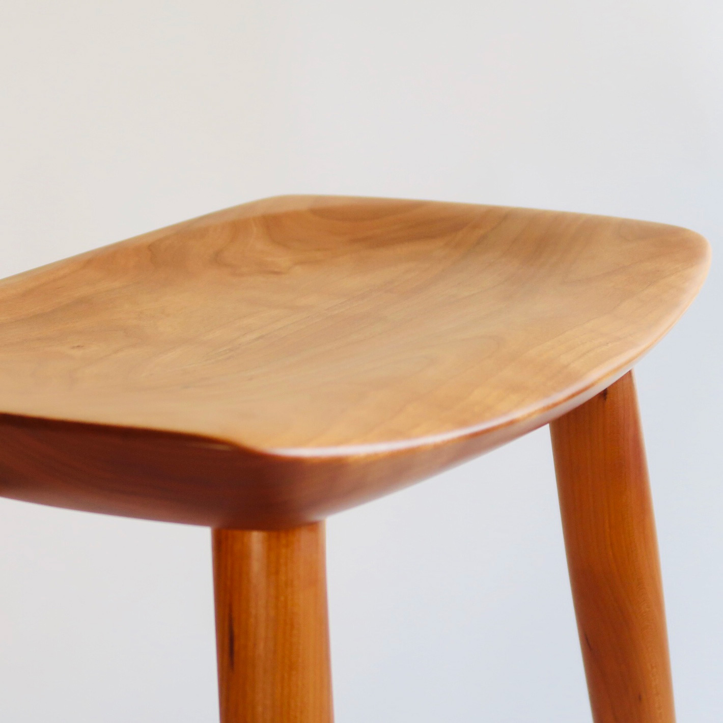 お尻にフィットするように成型されたスツール/スツール2209 ブラック