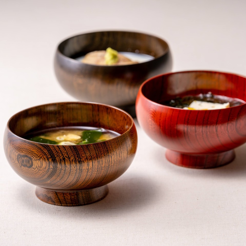 茶花茶碗二十人前(外朱内黒、蓋裏に茶花)椀ひとつ欠損